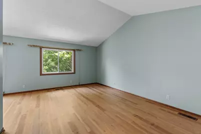 977 Heritage Court E, Vadnais Heights, MN 55127 - Photo 4