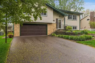 710 Clearbrook Ln, Vadnais Heights, MN 55127 - Photo 2