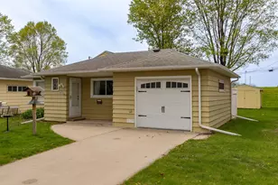 911 13th Ave NW, Rochester, MN 55901 - Photo 2