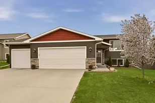 635 Strafford Dr, Zumbrota, MN 55992 - Photo 1