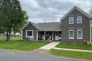 728 Bluff Ave E, Shakopee, MN 55379 - Photo 1