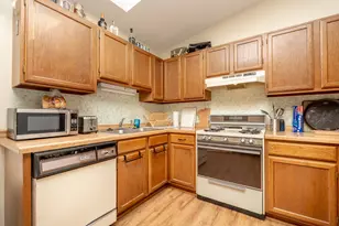 1031 Eastview Cir, Shakopee, MN 55379 - Photo 6