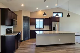 1381 Cullen St, Saint Peter, MN 56082 - Photo 4