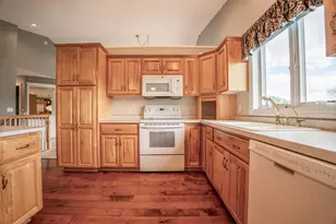 211 Valley View Dr SE, Willmar, MN 56201 - Photo 10