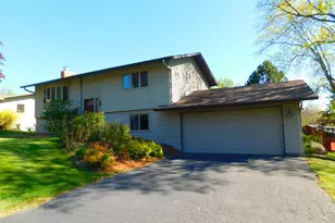 931 Dawn Ave, Shoreview, MN 55126 - Photo 2