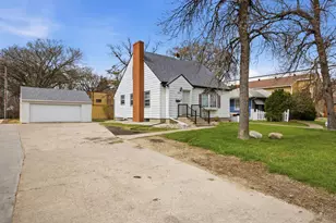 1621 8th St S, Moorhead, MN 56560 - Photo 2