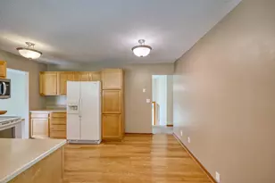 8106 Dakota Ln, Chanhassen, MN 55317 - Photo 4