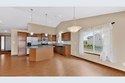 2528 Hawk Ridge Court SE, Rochester, MN 55904 - Photo 4