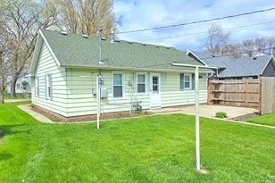 102 E 9th St, Morris, MN 56267 - Photo 2