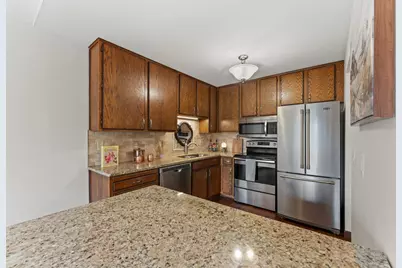 907 Heritage Court W, Vadnais Heights, MN 55127 - Photo 8