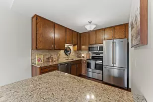 907 Heritage Ct W, Vadnais Heights, MN 55127 - Photo 8