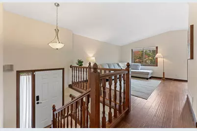 907 Heritage Court W, Vadnais Heights, MN 55127 - Photo 4