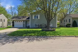 802 1st St SW, Madelia, MN 56062 - Photo 2