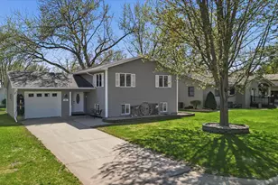 802 1st St SW, Madelia, MN 56062 - Photo 1
