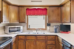 802 1st St SW, Madelia, MN 56062 - Photo 10