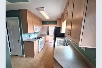 911 Emmerling Avenue, Walhalla, ND 58282 - Photo 2