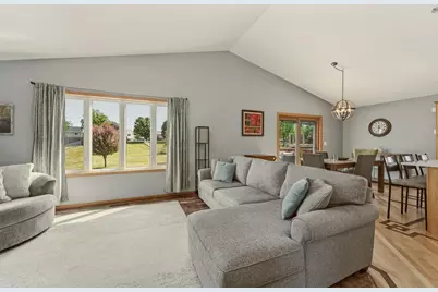 657 S Pointe Court SW, Rochester, MN 55902 - Photo 4