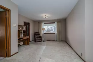 109 E 8th St, Crookston, MN 56716 - Photo 8
