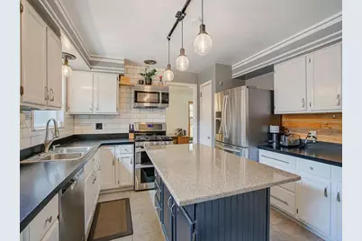 2011 Vincent Avenue N, Minneapolis, MN 55411 - Photo 6