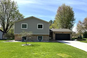 446 Hawes Ave, Vadnais Heights, MN 55127 - Photo 1