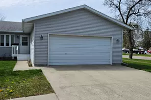 323 3rd Ave S, Wahpeton,  58075 - Photo 2