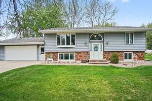 806 6th Ave SE, Pipestone, MN 56164 - Photo 1