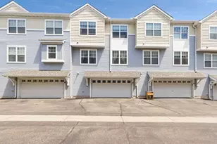 1679 Village Trail E, Maplewood, MN 55109 - Photo 18