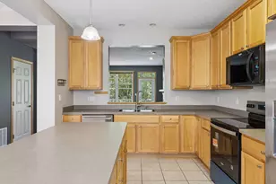 1679 Village Trail E, Maplewood, MN 55109 - Photo 8