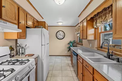 139 Greenway Avenue N, Oakdale, MN 55128 - Photo 8