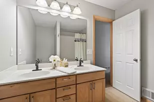 1240 County Rd D E, Maplewood, MN 55109 - Photo 18