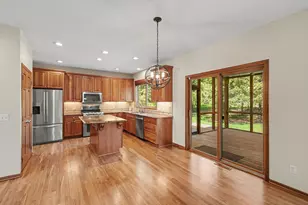 2350 Fawn Hill Ct, Chanhassen, MN 55317 - Photo 10