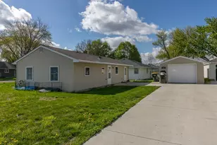 522 1st St SE, Madelia, MN 56062 - Photo 2