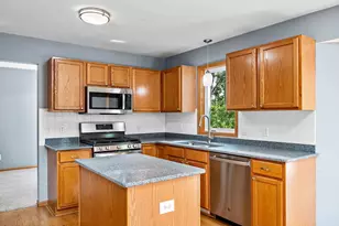 550 Hawthorne Woods Dr, Eagan, MN 55123 - Photo 8