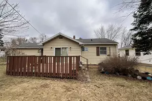 408 E 32nd St, Hibbing, MN 55746 - Photo 2