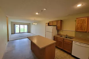 1059 Manor Ct, Saint Cloud, MN 56303 - Photo 8