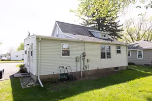 804 Redding Ave, Windom, MN 56101 - Photo 4