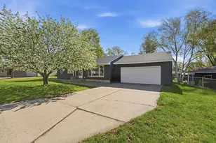 205 Victoria Dr, Alexandria, MN 56308 - Photo 1