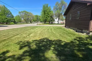 613 E Walnut Ave, Olivia, MN 56277 - Photo 4