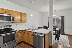 665 Kingfisher Ln, Woodbury, MN 55125 - Photo 6