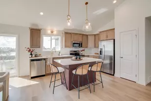 2575 Golden Ln S, Fargo, ND 58104 - Photo 4