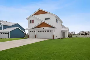 4634 9th St NE, Saint Cloud, MN 56304 - Photo 2