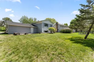 10276 Winter Pl, Eden Prairie, MN 55347 - Photo 4