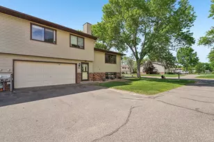 8720 N Maplebrook Cir, Brooklyn Park, MN 55445 - Photo 20