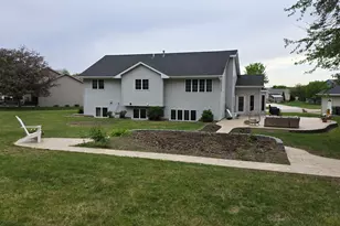 885 Briarwood Dr, Worthington, MN 56187 - Photo 32