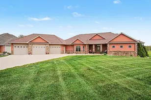 903 Fairway Dr, Pipestone, MN 56164 - Photo 2