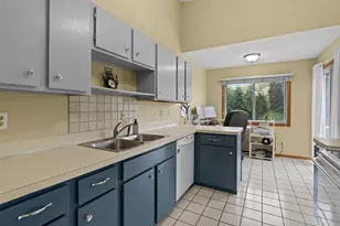 5189 Beachside Dr, Hopkins, MN 55343 - Photo 10