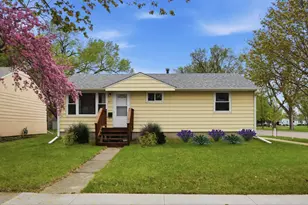 621 19th St N, Moorhead, MN 56560 - Photo 2