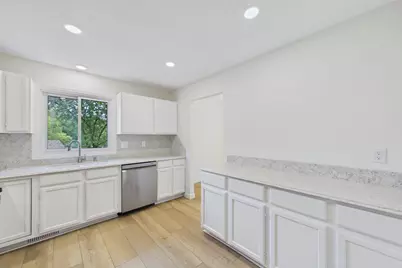 10460 Buckingham Drive, Eden Prairie, MN 55347 - Photo 16
