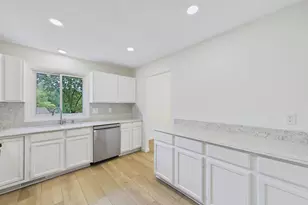 10460 Buckingham Dr, Eden Prairie, MN 55347 - Photo 16