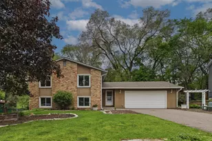 10460 Buckingham Dr, Eden Prairie, MN 55347 - Photo 4